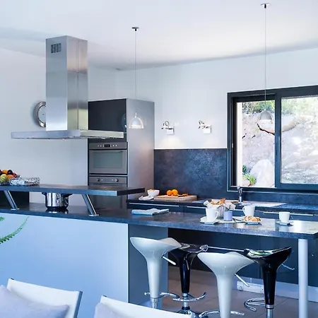 Sleeps 6 Pool Air Con