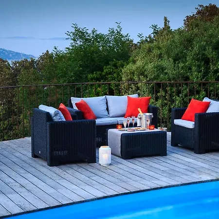 Sleeps 6 Pool Air Con